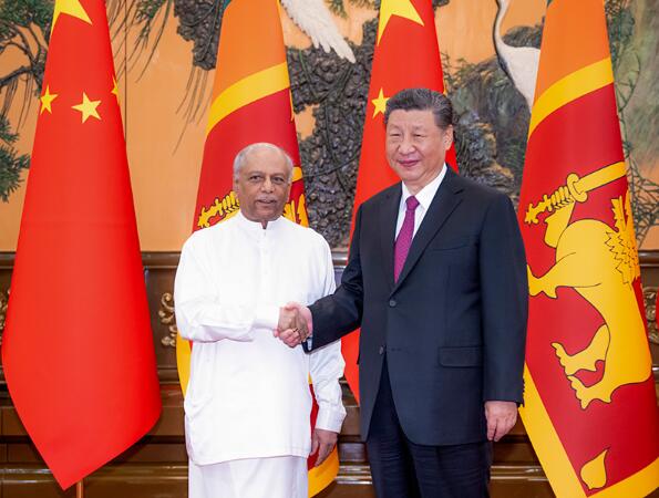 习近平会见斯里兰卡总理古纳瓦德纳