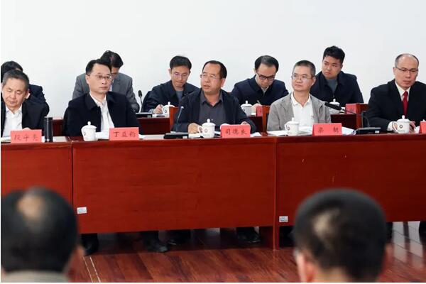 张军与36名相对薄弱基层法院院长座谈 