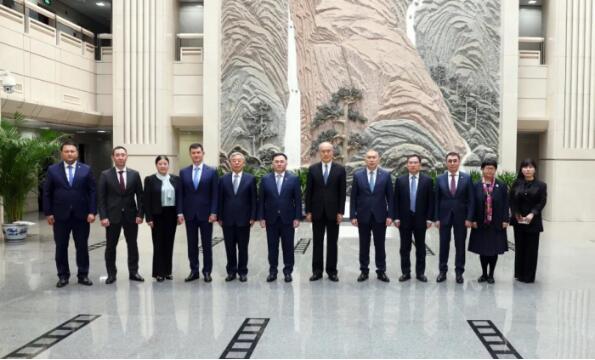 张军会见哈萨克斯坦最高法院院长梅尔哈利耶夫3