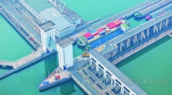 葛洲坝一号船闸检修完毕恢复通航