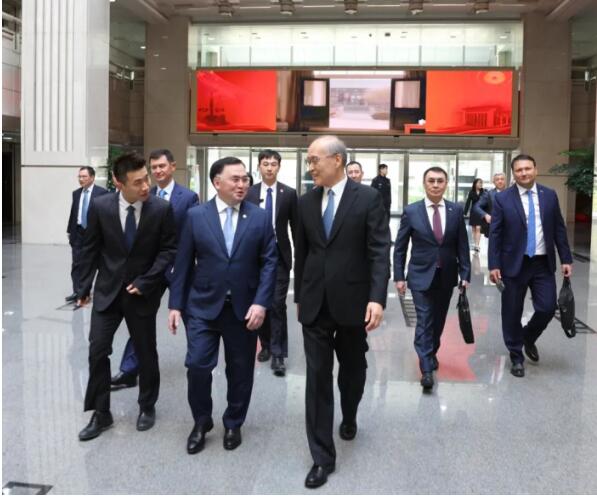 张军会见哈萨克斯坦最高法院院长梅尔哈利耶夫1