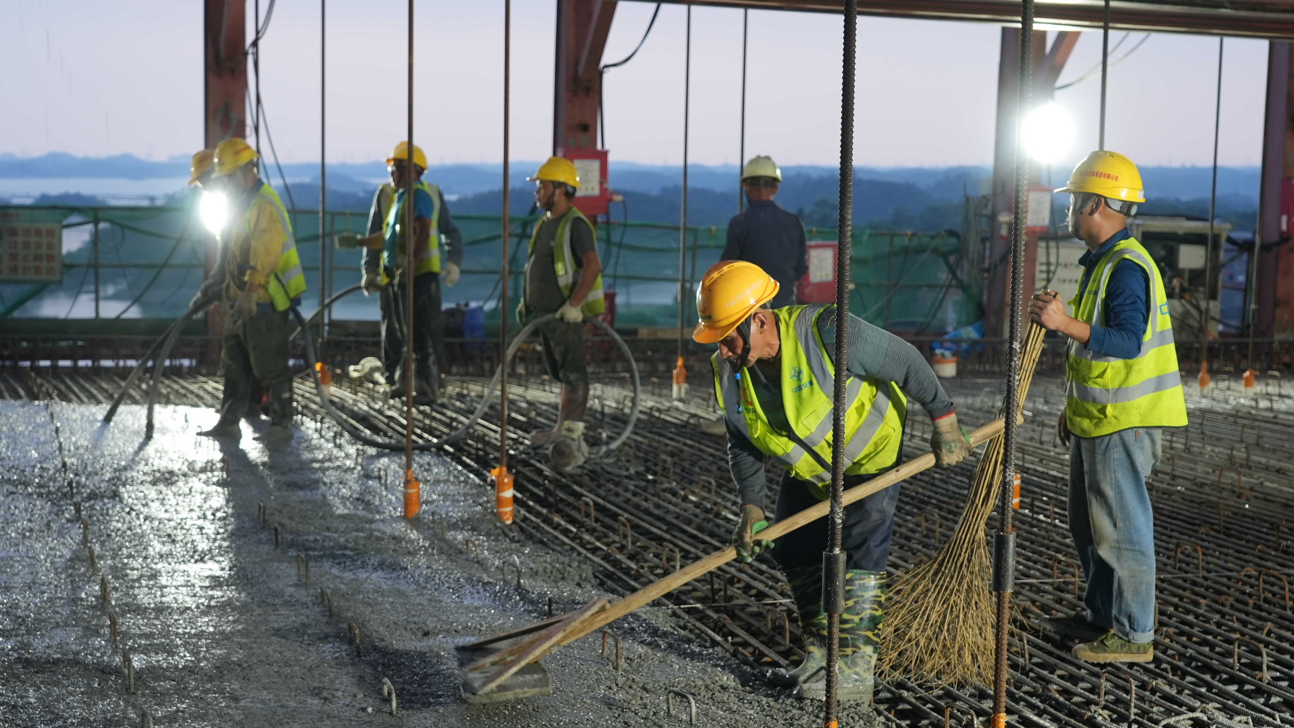 龙门大桥建设者在进行混凝土浇筑 (1).JPG