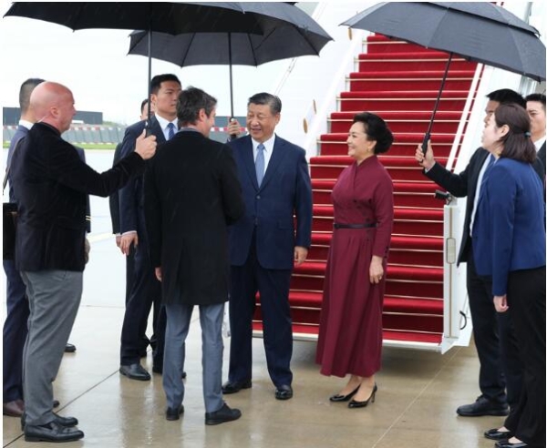 习近平抵达巴黎开始对法国进行国事访问2