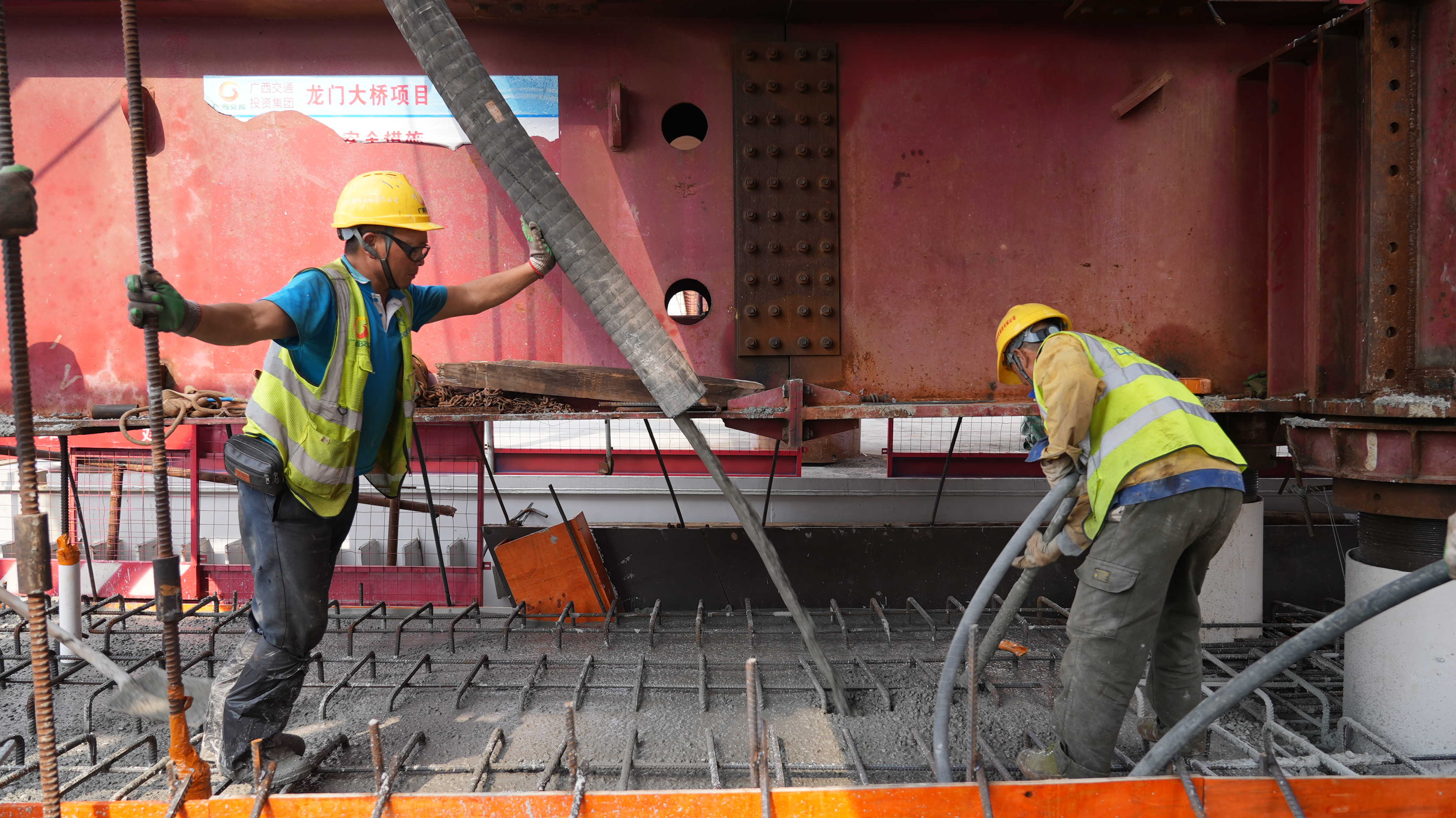 龙门大桥建设者在进行混凝土浇筑 (3).JPG