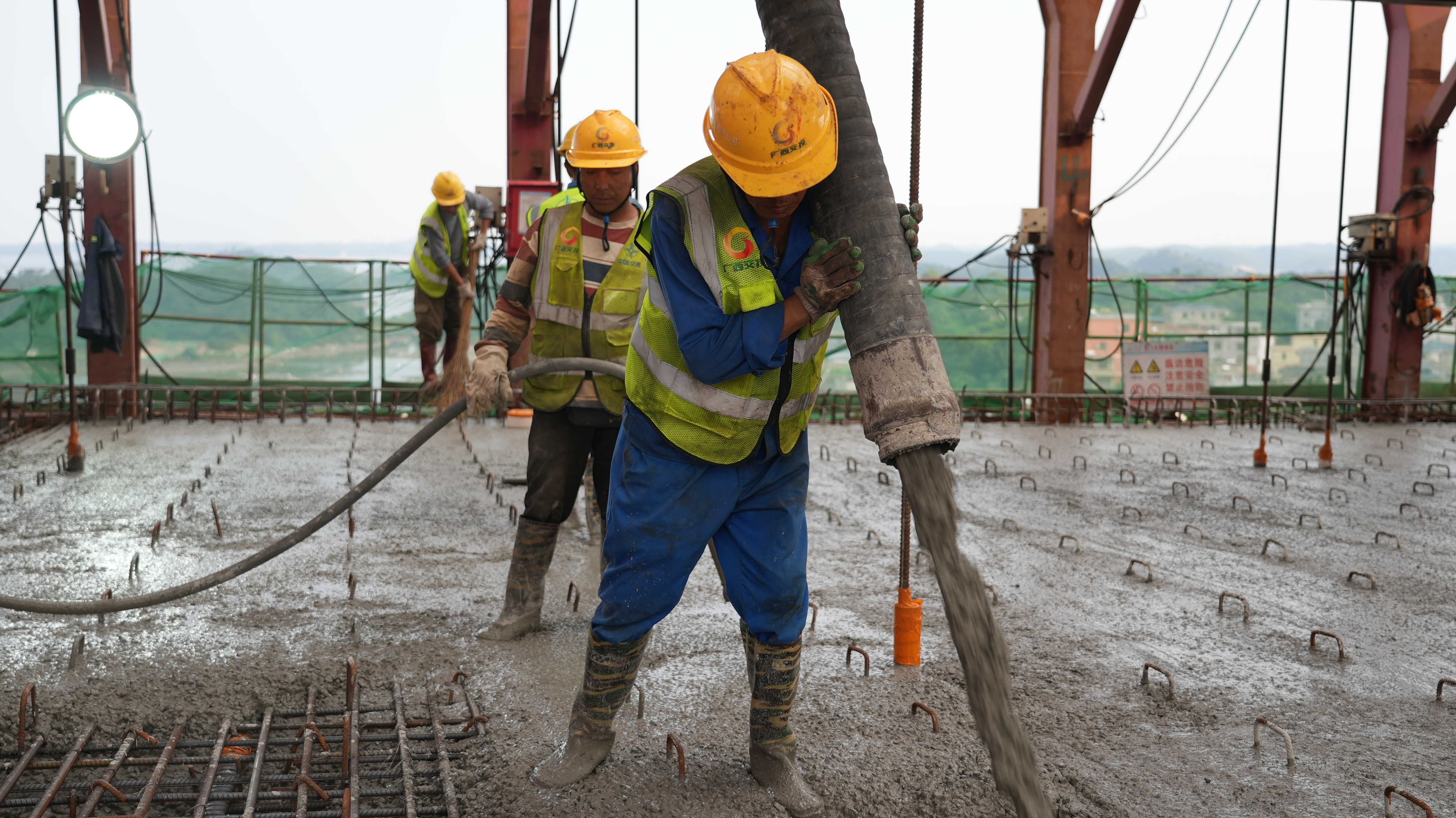龙门大桥建设者在进行混凝土浇筑 (2).JPG