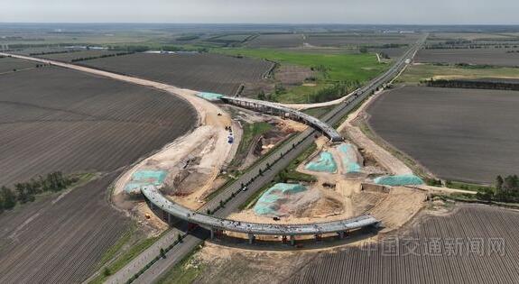 鹤山北互通上跨桥钢箱梁架设任务顺利完成