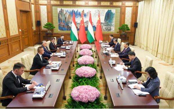 习近平会见匈牙利总理欧尔班3