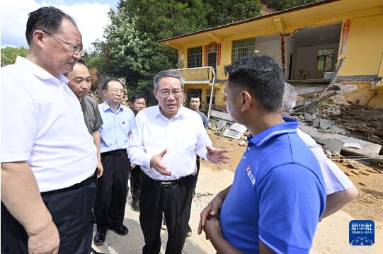 李强在湖南看望慰问受灾群众检查指导防汛工作1