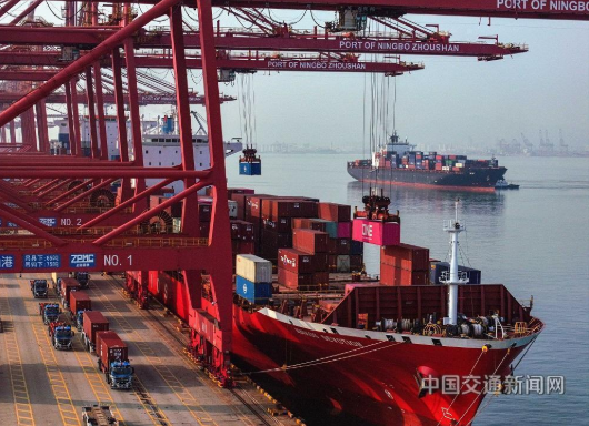 船来货往港区忙:大浦口码头新外贸航线“达飞东非快线”正式开通 船来货往港区忙:大浦口码头新外贸航线“达飞东非快线”正式开通