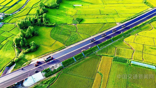 铁科高速公路黑龙江凤阳至方正段主线实现沥青混凝土面层合龙 铁科高速公路黑龙江凤阳至方正段主线实现沥青混凝土面层合龙