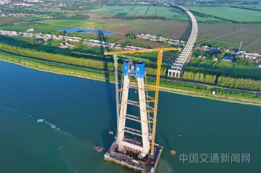 湖北武荆宜高速公路汉江特大桥主塔上横梁首次浇筑完成