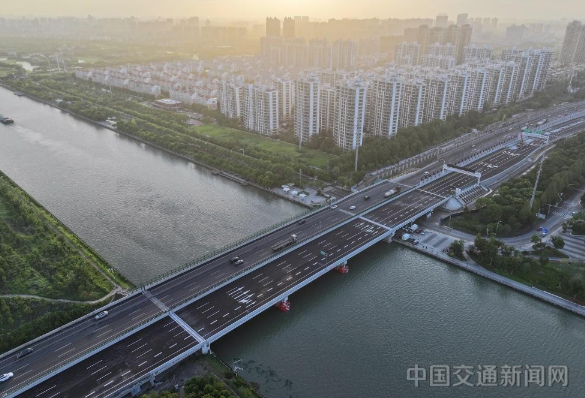 沈海高速公路上海嘉浏段新浏河大桥东幅桥开放通车