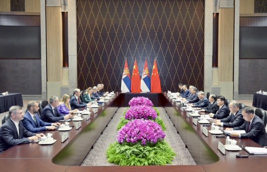 李强会见塞尔维亚总理马楚特