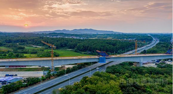 昌九高铁王子将大桥125米大跨度连续梁合龙